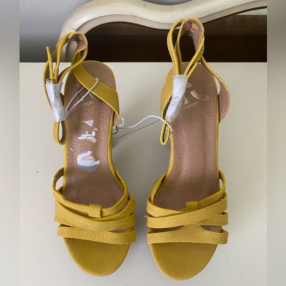 Women’s Yellow Platform Sandals - Picture 4 of 4